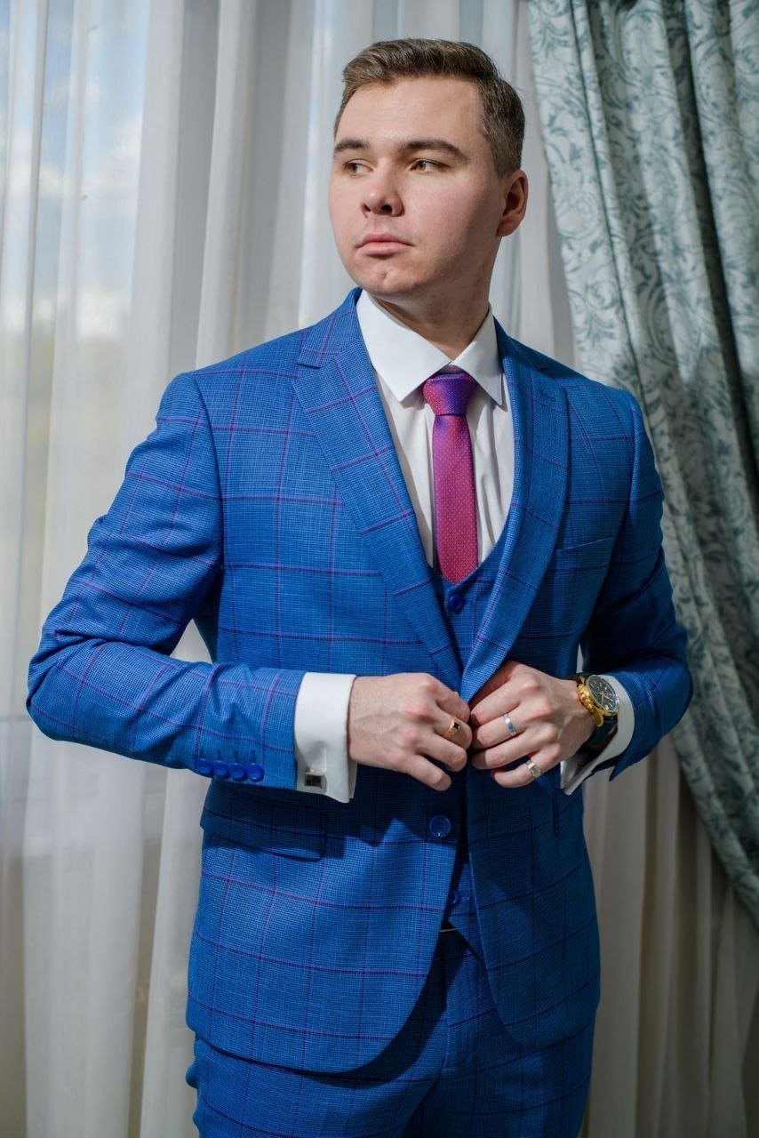 Артём Дмитриевич Свешников, ведущий юрист страховой компании «Пари», выпускник бакалавриата и магистратуры Гуманитарного института РосНОУ по направлению «Юриспруденция», студент аспирантуры РосНОУ.