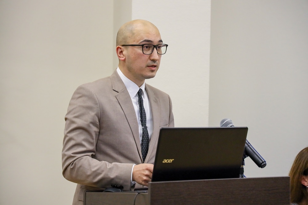 Кэлици Мушабаифу — обозреватель журнала «Китай»