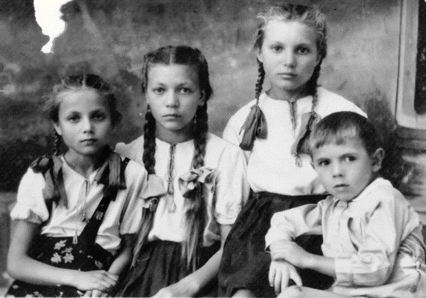 Мама старалась нас «нарядить». У Тони и у меня были сатиновые в складочку юбки и белые блузочки, вышитые сестрой папы, тётей Тосей, Ефросинией Георгиевной (Лондаревой, Гончаровой, Гаврилиной).  В маминых нарядах Галочка, Аня, Тоня, с ними двоюродный брат Боря, сын тёти Тоси, 1947 год.