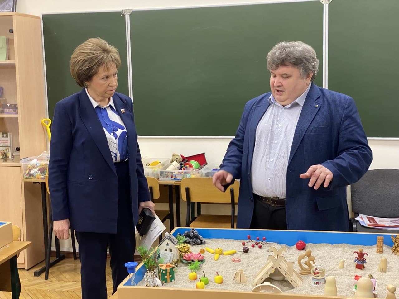 Сенатор осмотрела научные лаборатории университета, в том числе лабораторию песочной терапии. На фото: Людмила Николаевна Скаковская и научный руководитель Гуманитарного института РосНОУ, доктор психологических наук, профессор Александр Сергеевич Огнёв.