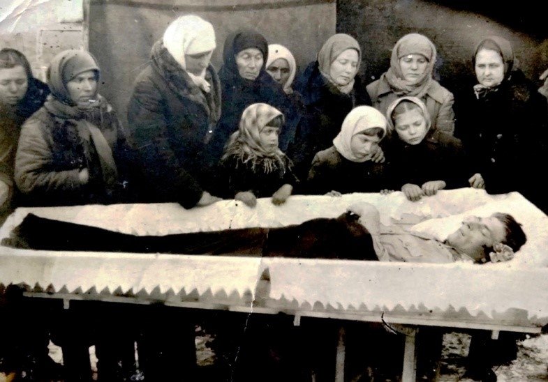 У гроба осиротевшие «галчата» Галя, Аня и Тоня. За ними вдова, Мария Георгиевна, её мать Анна Петровна и сестра Татьяна Георгиевна.  23 декабря 1945 года.