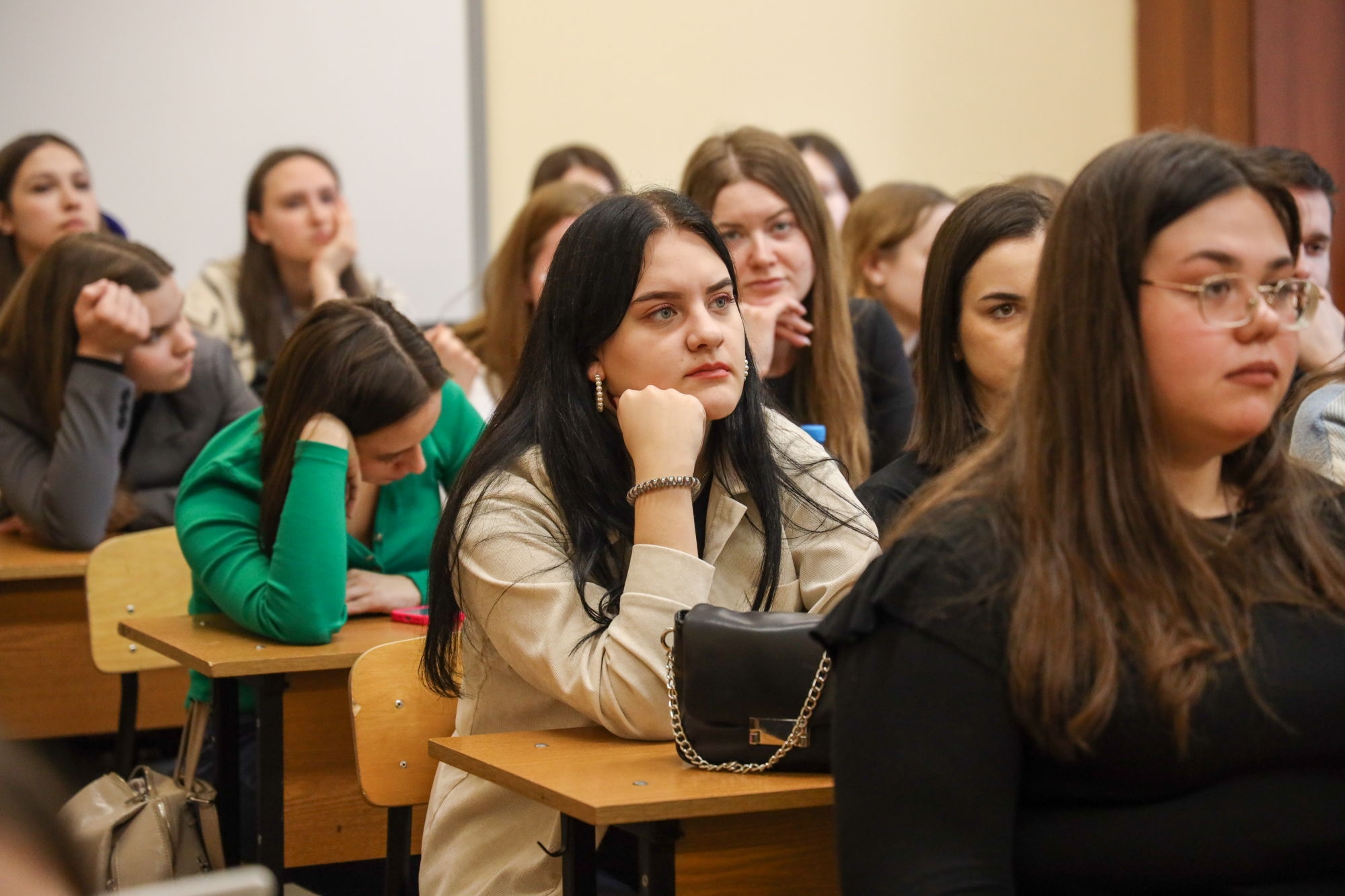 Молодежи привлекает
