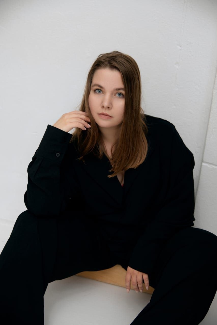 Ксения Евгеньевна Пахомова, выпускница БТ РосНОУ по направлению «Издательское дело». В 2024 году работает редактором издательства АСТ.