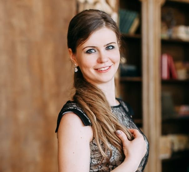 Лилия Геннадьевна Бузук,  доцент кафедры лингвистики и межкультурных коммуникаций, кандидат философских наук, доцент